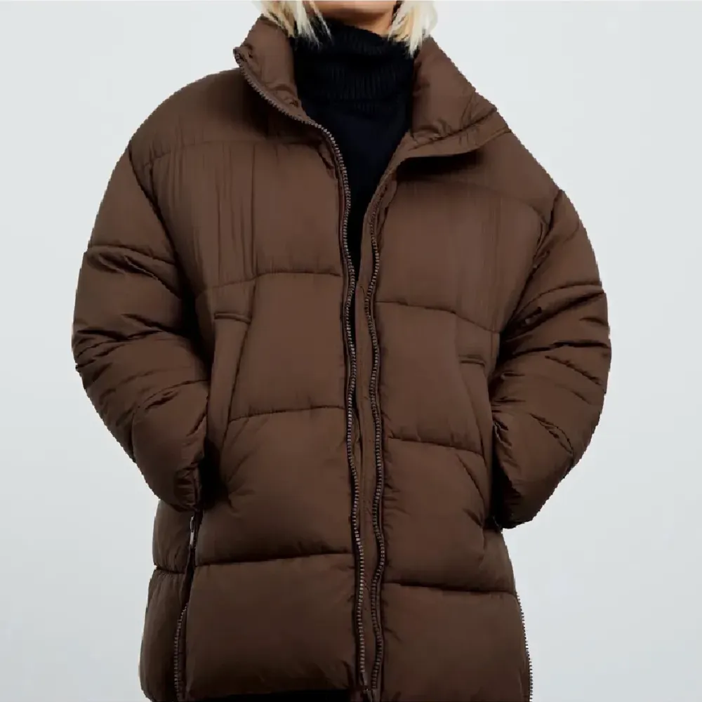 Säljer denna bruna vinterjackan från Zara. Köpt förra vintern för ca 859kr men är i bra skick. Är även slut på hemsidan!🤭Hör av dig för fler bilder!. Jackor.