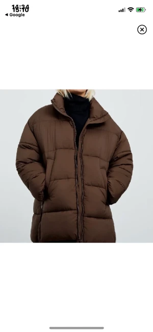 Zara jacka - Säljer denna bruna vinterjackan från Zara. Köpt förra vintern för ca 859kr men är i bra skick. Är även slut på hemsidan!🤭Hör av dig för fler bilder!