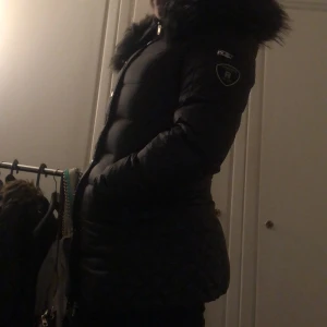 Rockandblue svart Jacka - Jag säljer min Rockandblue jacka som är äkta, eftersom jag ej har användning av den längre och den har används en vinter.Det är en varm och skön vinterjacka som har bra fickor och inga skador i storlek 38/M. Vid intresse meddela så kan priset diskuteras.