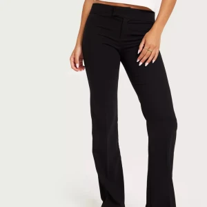 lågmidjade kostymbyxor - Kostymbyxor från nellyi nyskick som inte kommer till användning💗Slutsålt i denna storlek! Orginalpris 400kr Skriv vid frågor☺️