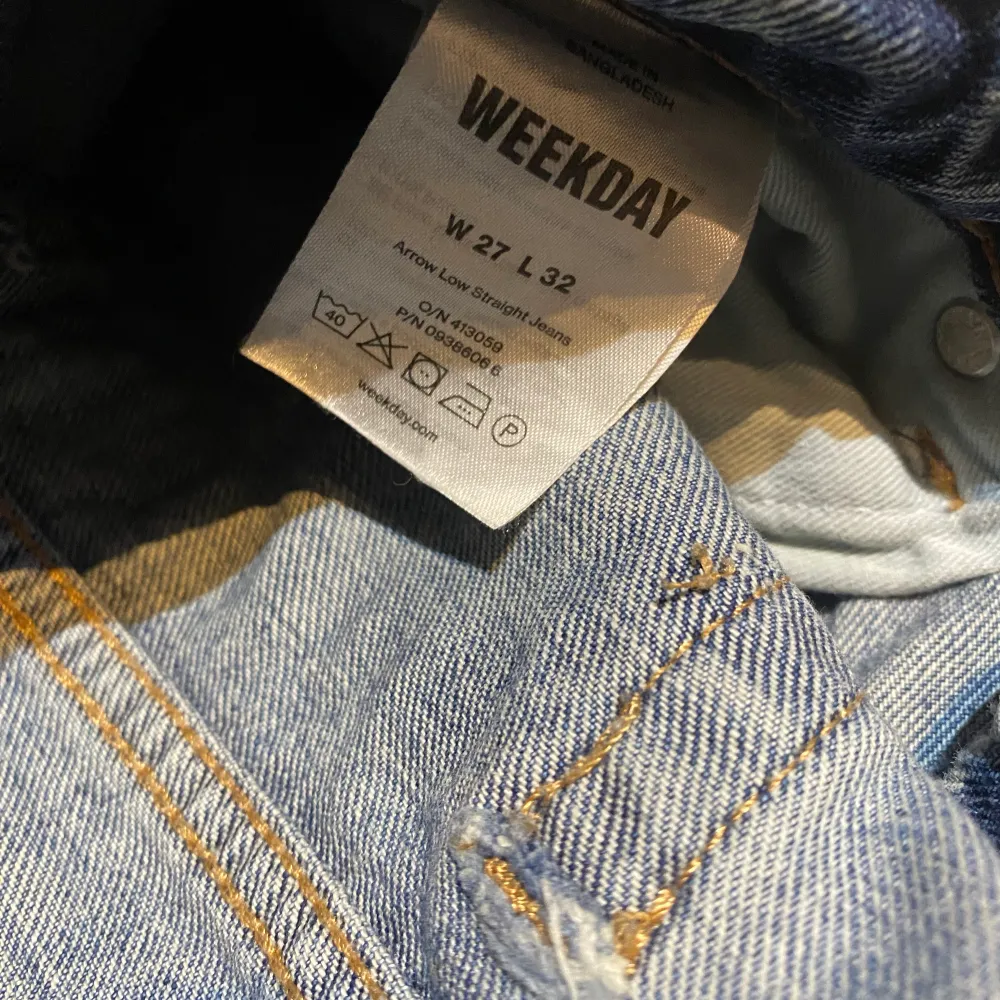 Arrow Low Straight Jeans från weekday, säljer dem då de inte passar längre. De har fått ett litet hål som lätt går att sy ihop, därav priset, nypris 600kr.💕kan skicka fler bilder om det önskas💕. Jeans & Byxor.