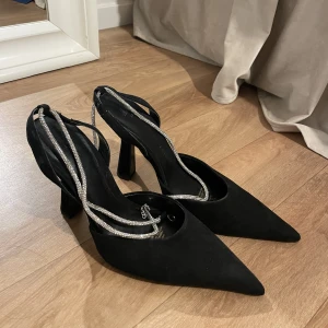 Klackar  - Jättefina klackar med strass ifrån H&M i stl 39 Använt de 2ggr Superfina inför nyår  