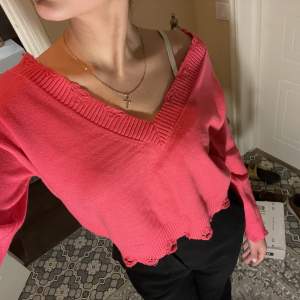En neon rosa stickad tröja i storlek M/L från honey punch! Aldrig använt(: