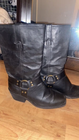 Stövlar - Stövlar köpta secondhand för 150kr, super snygga dock används de inte längre därför säljs dem. Finns en defekt på baksidan av ena skon som fanns när de köptes. Pris kan diskuteras!💕