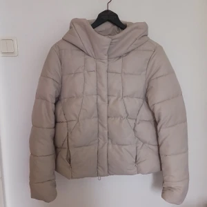 jacka - varm & mysig täckjacka, strl 38. litwn fläck på kragen. beige/grå nyans.