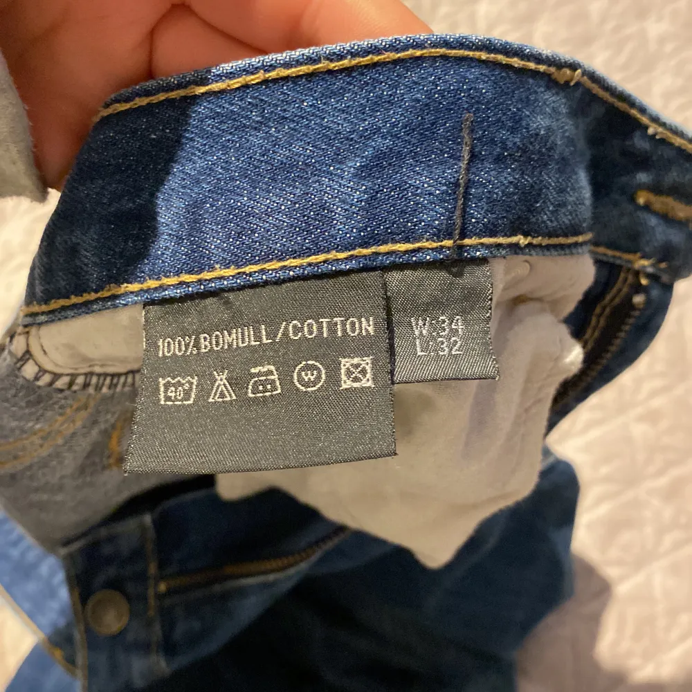 Ett par super sköna jeans som är köpta på secondhand som inte kommer till användning längre. De är typ mid rise och rätt så baggy💕. Jeans & Byxor.