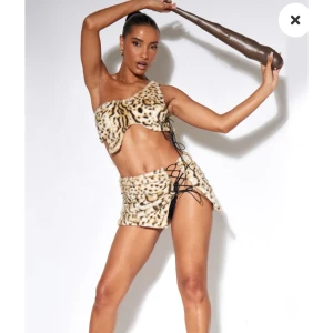 Grottkvinna outfit - Helt nytt! Säljer pga för litet och orkar inte skicka tillbaka. Storlek S Man får med: - topp - kjol - benvärmare - träklubba