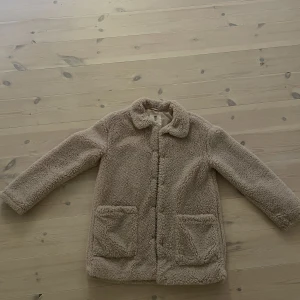 Teddy jacka  - Fin höst och vår jacka i teddymaterial. Bra skick!