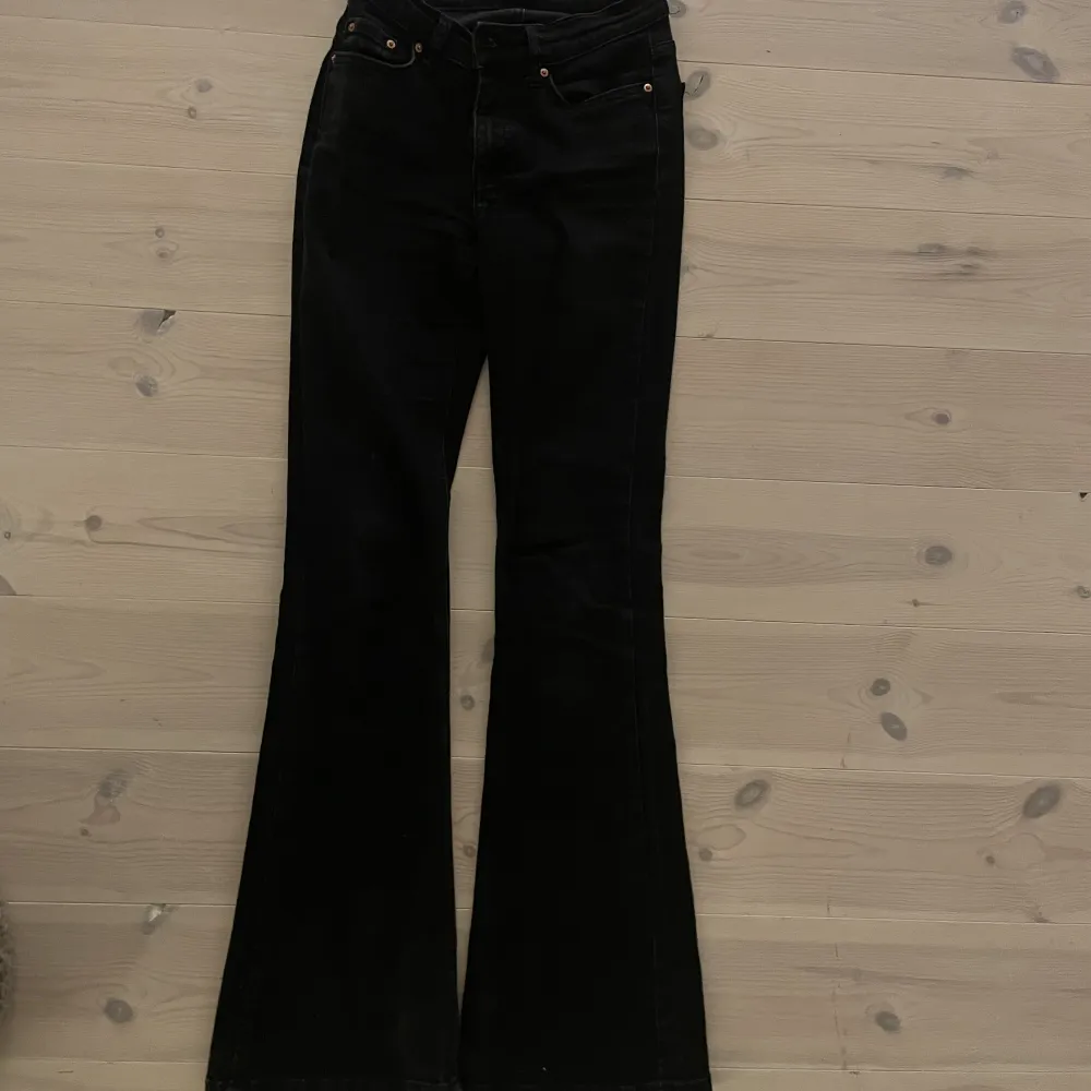 Säljer mina svarta lågmidjade bootcut jeans från Gina Tricot. Köpta i mars för 500kr. Mitt pris är 250kr😃Fina jeans i bra skick.. Jeans & Byxor.