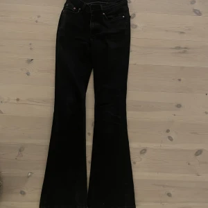 LOW WAIST JEANS SVARTA - Säljer mina svarta lågmidjade bootcut jeans från Gina Tricot. Köpta i mars för 500kr. Mitt pris är 250kr😃Fina jeans i bra skick.