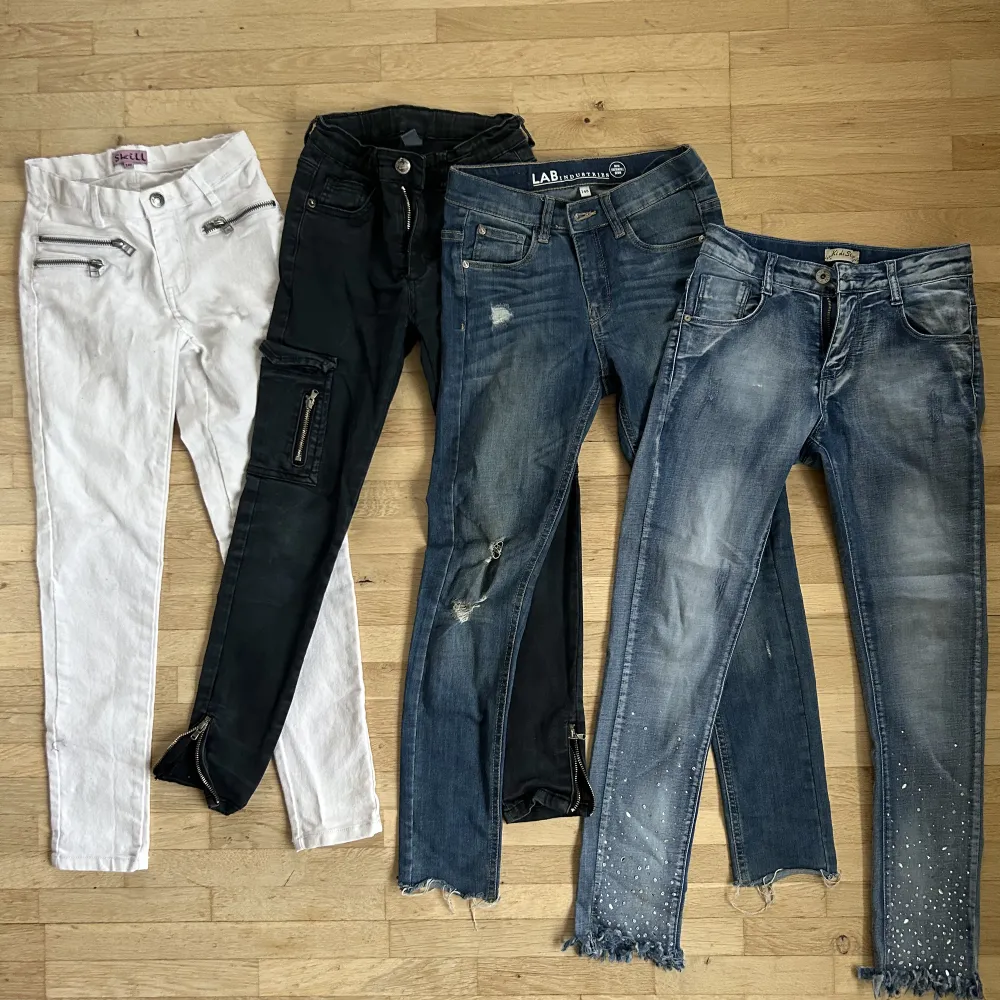Fyra par barn jeans i storlek 146. 50kr st. Jeans & Byxor.