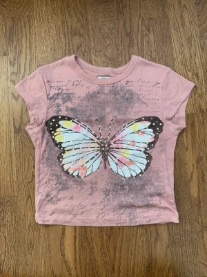 Y2k tshirt  - Säljer den här söta toppen från Urban med rhinestones på.