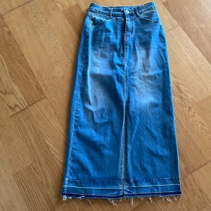 Jeanskjol str M - Supersnygg mjuk och skön jeanskjol i str M/38, endast använd 1 gång så i nyskick
