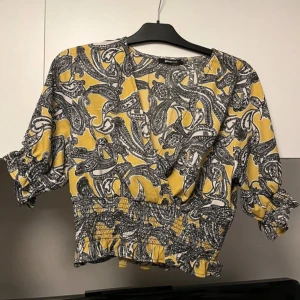 Blus  - Säljs då den inte längre används, storlek 38. I fint skick. Köparen står för frakten! 