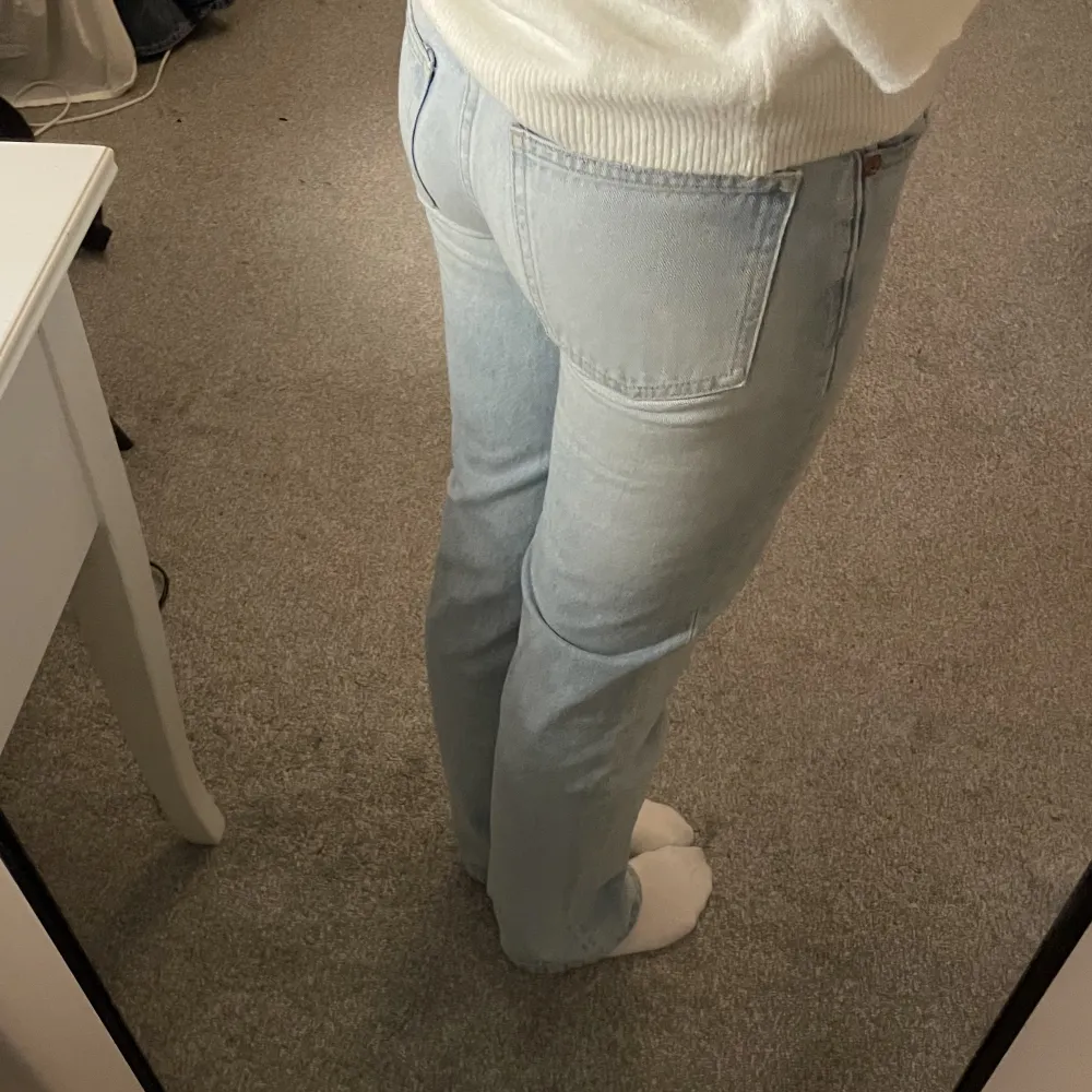 Säljer dessa zara jeans då de är alldeles för små för mig. Jättefint skick (sparsamt använda). Jeans & Byxor.