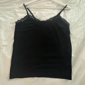 Linne - Säljer mitt svarta linne med spets som inte kommer till användning.