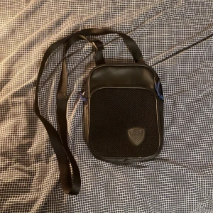 Armani väska   - Säljer min Armani väska gärna så snabbt som möjligt👍