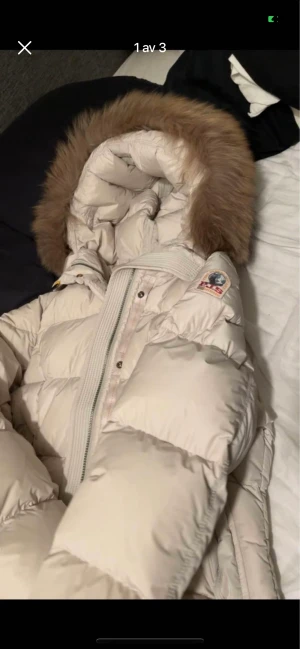 Parajumper jacka Dam  - Parajumper jacka som inte finns att köpa längre. Storlek M/L. Avtagbar äkta päls. Nypris 6800kr   (pris kan diskuteras vid snabb affär! ) 