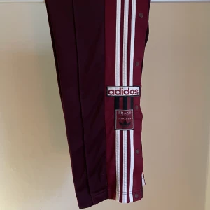 Adidas Trackpants  - Vinröda tracksuitbyxor från Adidas  Storlek M/40 Finns tecken på användning men i gott skick 