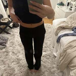 Lågmidjade kostymbyxor - Lågmidjade kostymbyxor från Nelly, knappt använda. Dock har de blivit lite noppriga❤️ storlek 34 men passar också 36