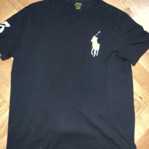 Vintage ralph lauren T-shirt - Säljer en vintage Polo ralph lauren t-shirt, den är i gott skick från 90 talet. Den har inga skador eller fläckar. Priset är alltid diskuterbart och ställ gärna frågor!