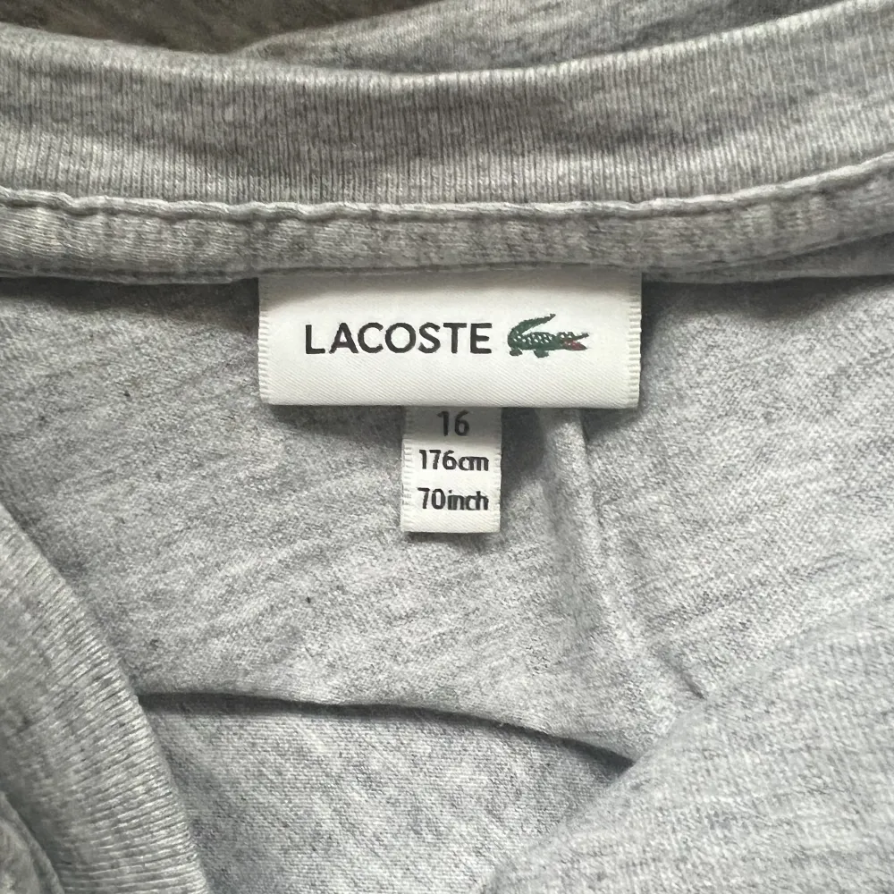 Fin t-shirt från Lacoste i bra skick🩶. Pris kan alltid diskuteras. Köparen står för frakt💕. T-shirts.
