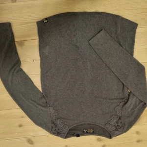 Snygg tunnare tröja - Snygg tröja från superdry. Tunt och skönt material. Liten i storlek, passar mig som är 36/38