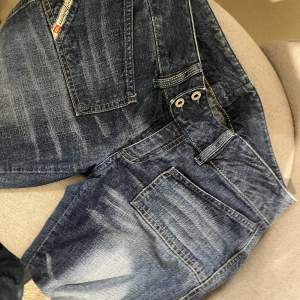 Väldigt snygga och unika mörkblåa jeans från Disel. Säljer för att de är för tajta för mig. Jag skulle säga att de passar XS. 💞💞  Måtten är 38 midjemått och 84 innerbenslängd.