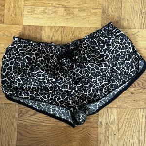 Pyjamas shorts - Pyjamas shorts i satin från Hunkemoller 