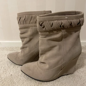 Höga skor - Säljer dessa skor ifrån secondhand, aldrig använt!!