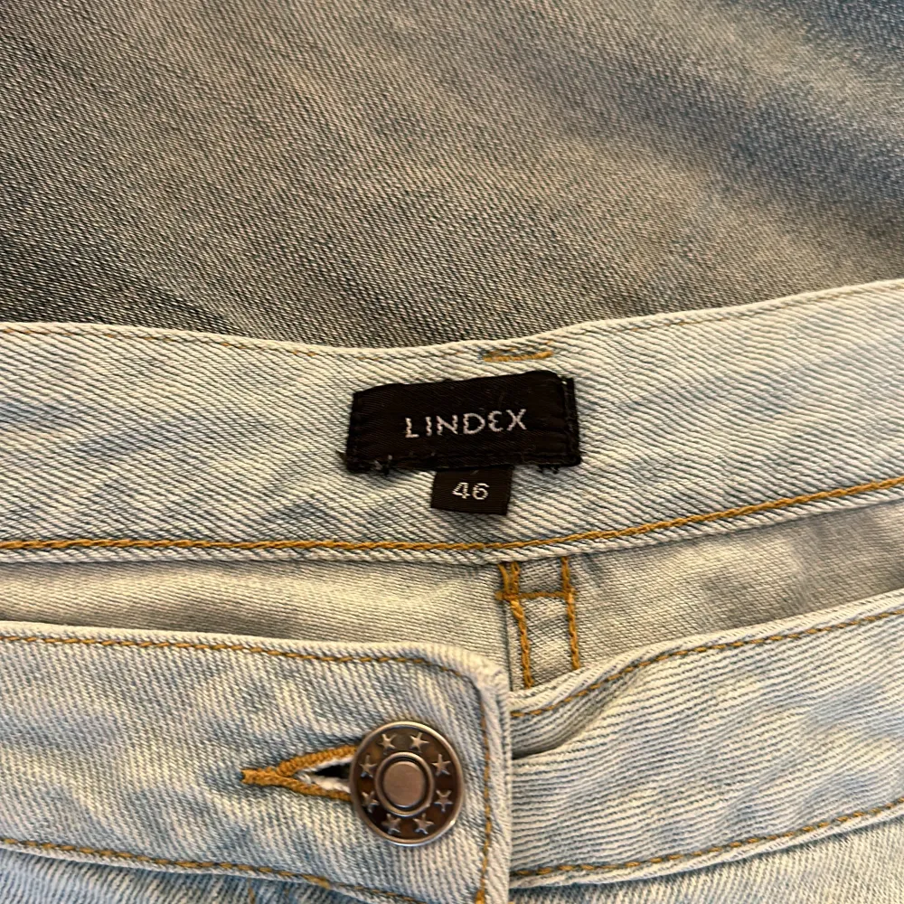 Jeans från Lindex i storlek 46. Ljusblå färg och inga fläckar eller nötningar. De funkar även bra som ”baggy jeans”!😊nyskick. Jeans & Byxor.