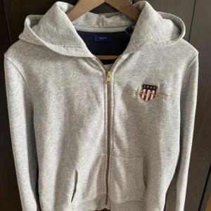 Gant hoodie  - Gant hoodie i fint skick, ett litet lagat hål i ryggen, se sista bilden