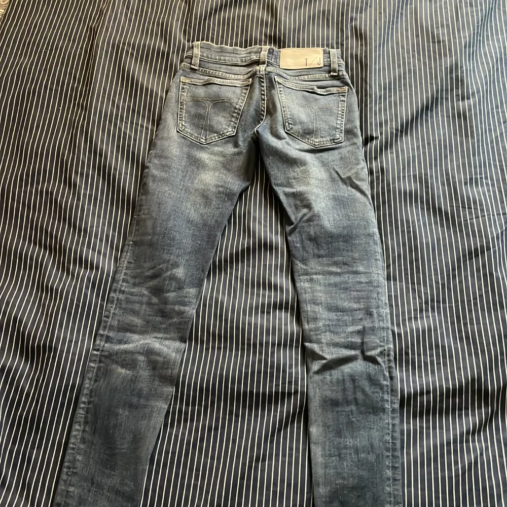 Ett par lågmidjade skinny jeans med märket 
