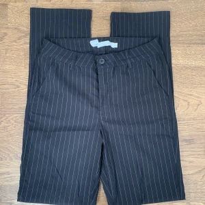 Lågmidjade kostymbyxor  - Svarta kostymbyxor köpta på myrorna, aldrig använda då de var för stora.  Midjemått: 80 cm Innerbenslängd: 82