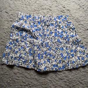 Jättesöt blommig kjol från Zara. Använd ett par gånger. Inget fel på den den är däremot ganska kort i modellen. Den har inbyggda shorts och är i strl S
