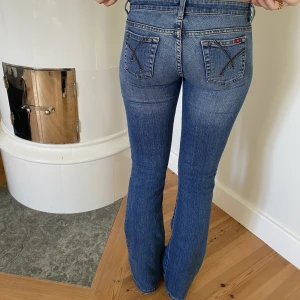 Snygga lågmidjade jeans - Jeans nr: 11 💓 Midjemått (rätt över): 35 cm Innerbenslängd: 77 cm Lårmått (rätt över): 22 cm  Modellen på bilden är 170 cm  Köp gärna via ”KÖP NU” 💘 Skriv om ni har några frågor eller funderingar//Perfectjeans🫶🏽
