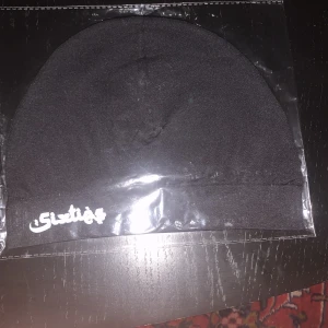 Sixties mössa - En Sixties mössa från kicksnstuff. Helt oöppnad. Säljer för dem skickade mig 2 stycken