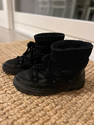 Inuikii  - Säljer Mina super fina inuikii skor som tyvärr har blivit för små,  använda några få gånger och i super fint skick. Skriv för fler bilder eller för funderingar.💗