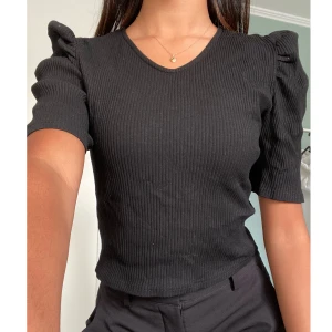 Svart topp  - Söt topp med puffärm från shein