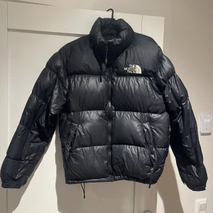 The North face jacka  - Hej! Jag säljer nu min the North face jacka i storlek s (man storlek). Det billiga priset är pga ”The” på ryggen av jackan har försvunnit. 
