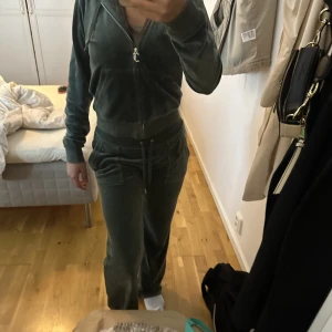 Juicy set - Säljer detta fina juicy set i väldigt bra skick endast använd fåtal gånger.❤️Storlek Xs 1200 kr tillsammans