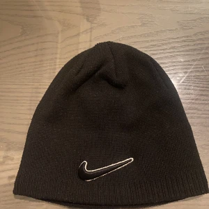 Nike  - Nike mössa i svart  Bra och gott skick  Knappt använd 