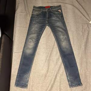 Ett par blåa replay jeans i utmärkt skick och har inga hål eller andra defekter. Byxorna är i storlek W31 L34 och är väldigt slim fit och mycket elastiska. Hör av dig för fler bilder eller frågor! Med vänlig hälsning, Scandinav garderoben.
