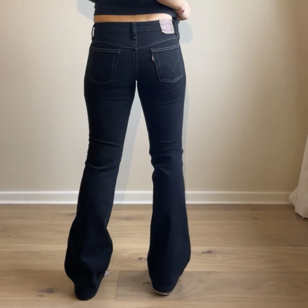 Så snygga lågmidjade vintage Levis med bootcut. Jag är 166cm, midjemåttet är 80cm och innerbenslängden är 82cm. . Jeans & Byxor.