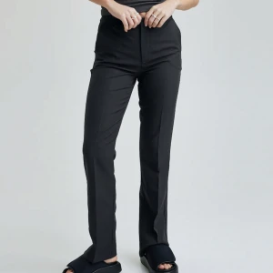 Kostymbyxa från bikbok  - Fina och populära kostymbyxor från Bikbok, bra skick och använda fåtal gånger, nypris 499kr