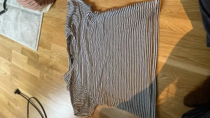 Randig t shirt  - Denna tröja har använts ganska många gånger. Den är i bra skick och är gjord på 100% cotton 