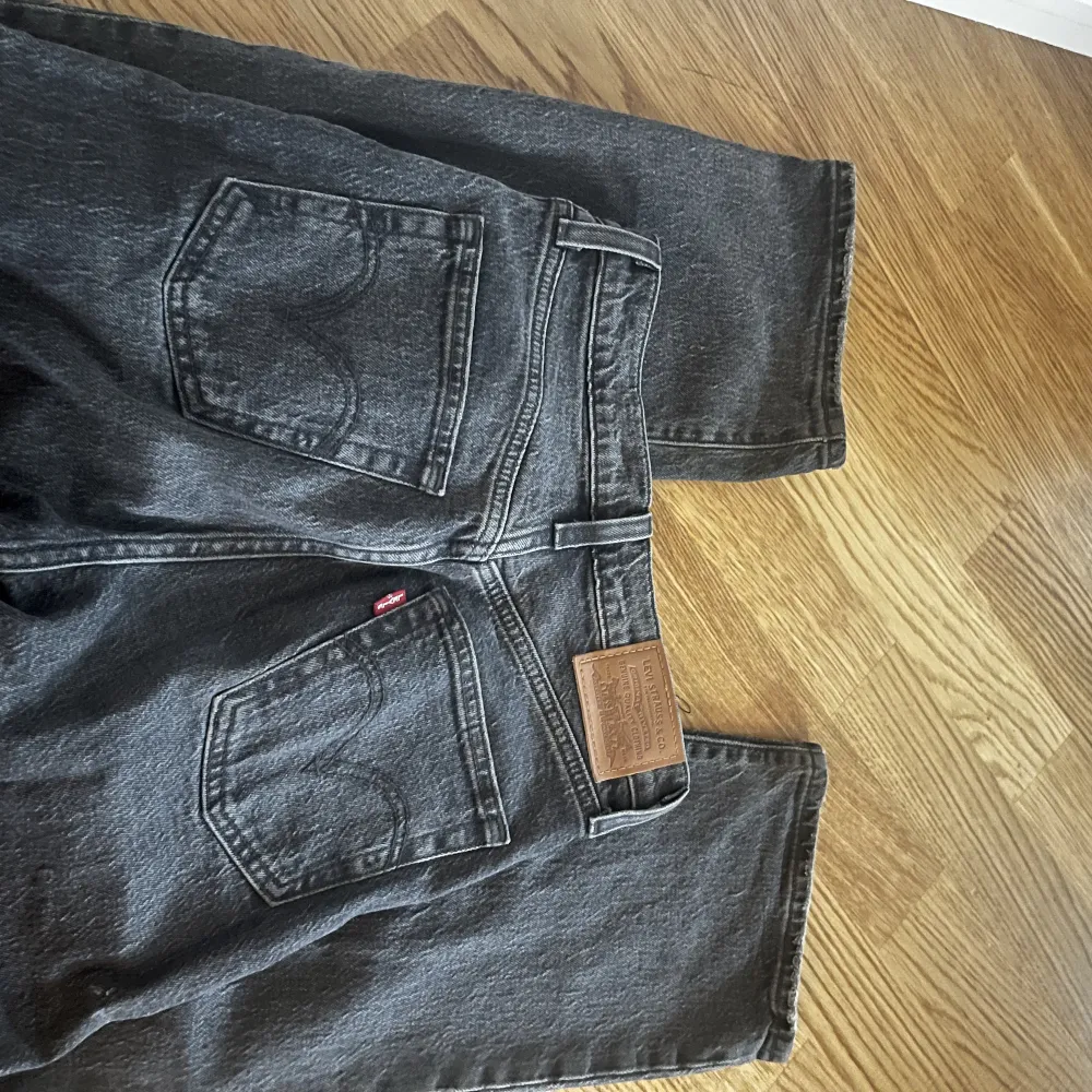 Raka mörkgråa jeans.. Jeans & Byxor.