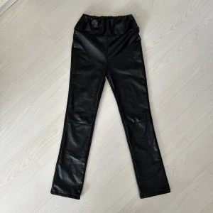 läder leggings - leggings från sanne alexandra med bra stretch. Nypris 995kr