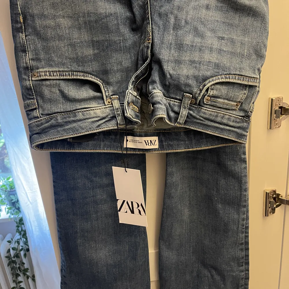 Helt slutsålda bootcut zara jeans!! Dessa är verkligen de perfekta vardagsjeansen och har dom i flera olika färger😍 Funkar till allt! Nypris 399💓. Jeans & Byxor.