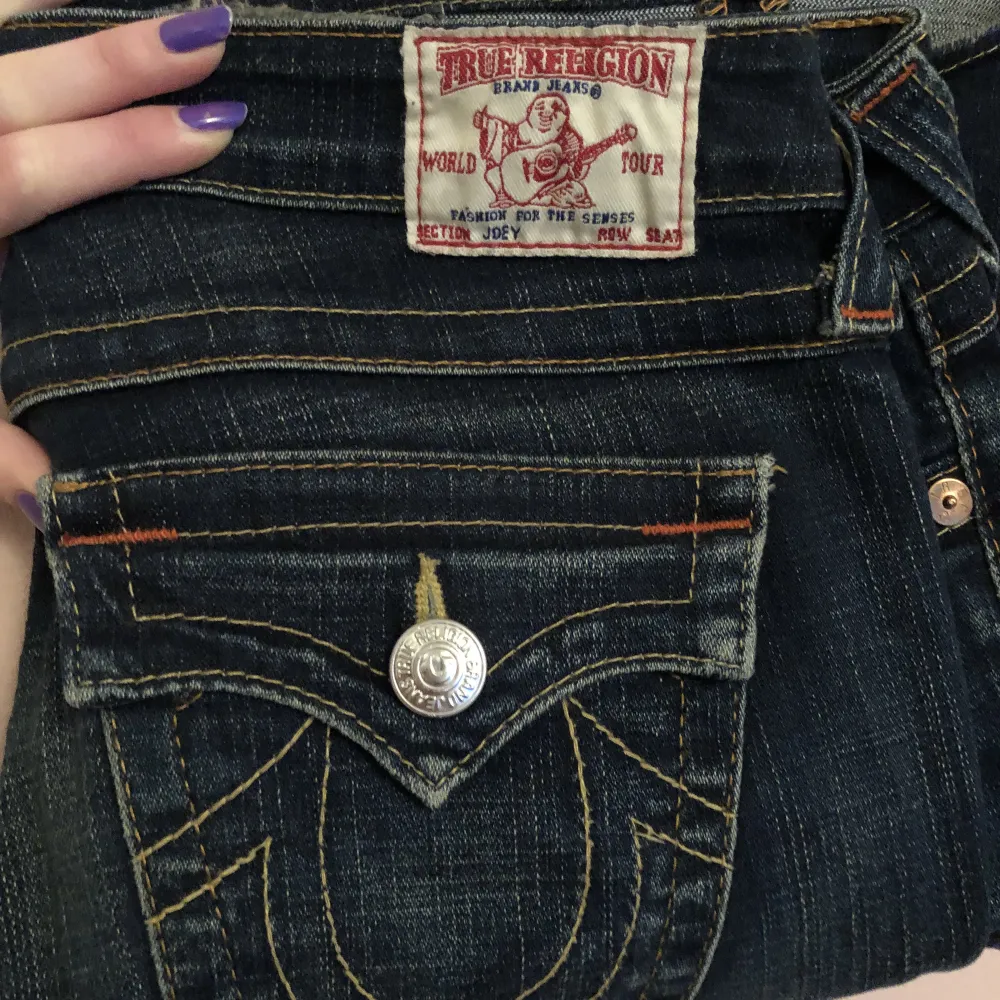 Lågmidjade och bootcut True religion jeans. Lite långa på mig som är 167. Bra skick. Har startat en budgivning då det vart många intresserade!💓(tryck inte på köp nu). Jeans & Byxor.